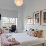 Spacious Tailor Made Flat In Areeiro
