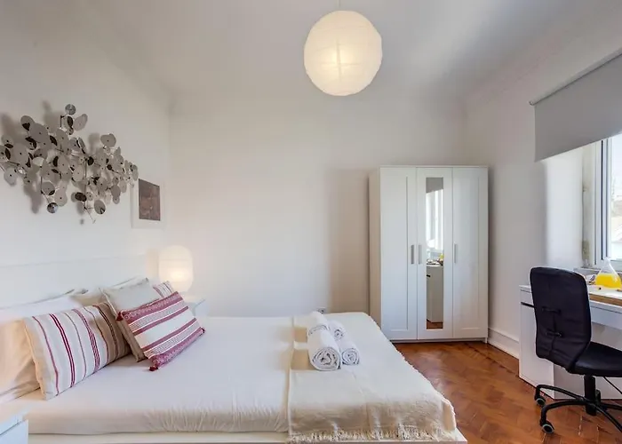 Spacious Tailor Made Flat In Areeiro
