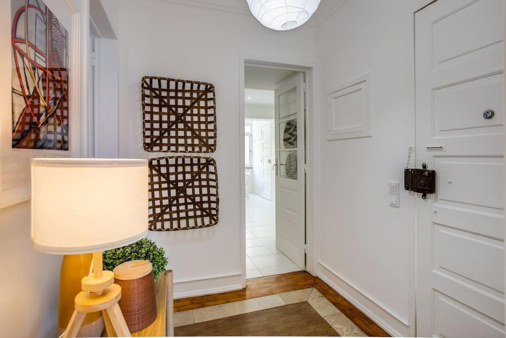 Spacious Tailor Made Flat In Areeiro