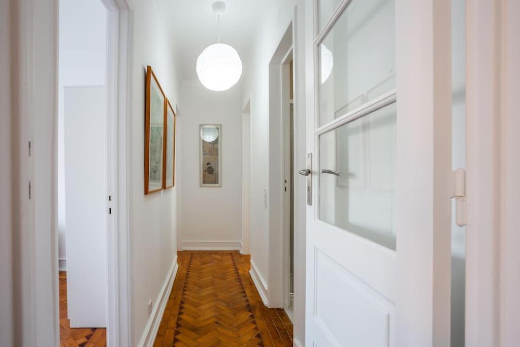 Spacious Tailor Made Flat In Areeiro *