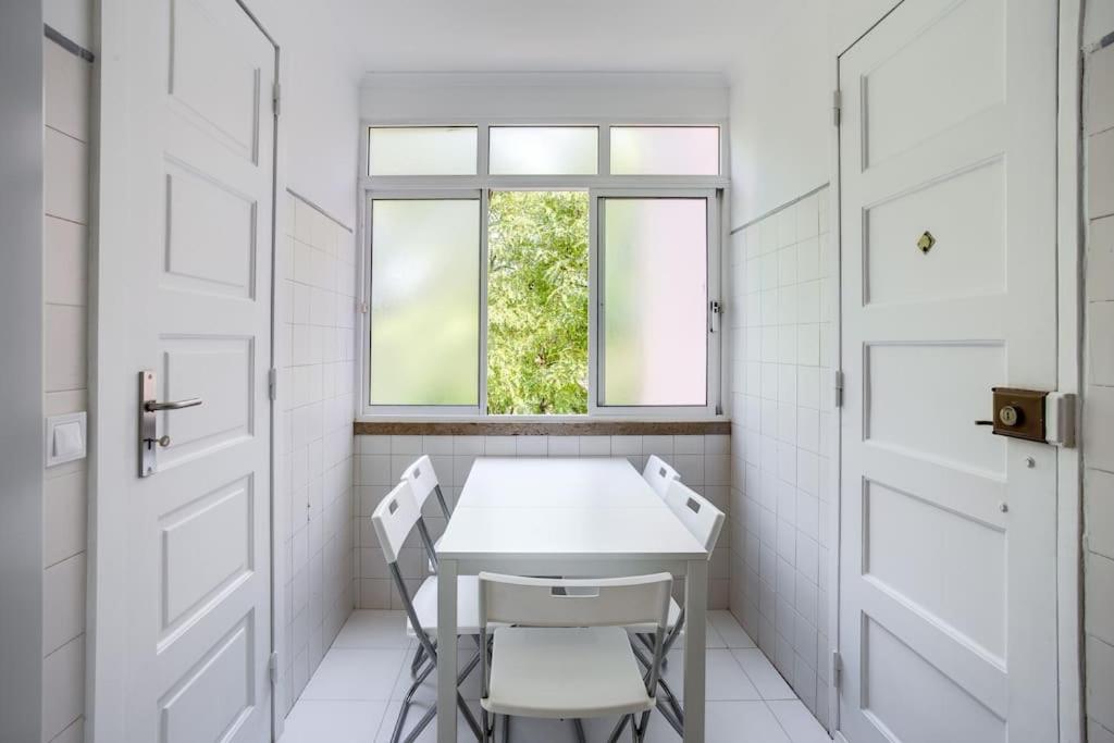 Apartment Spacious Tailor Made Flat In Areeiro