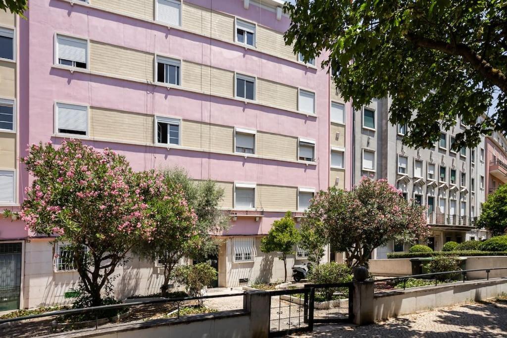 Spacious Tailor Made Flat In Areeiro *