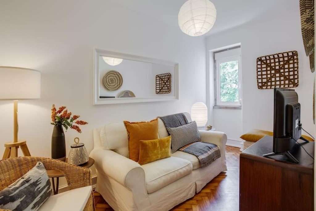 Spacious Tailor Made Flat In Areeiro