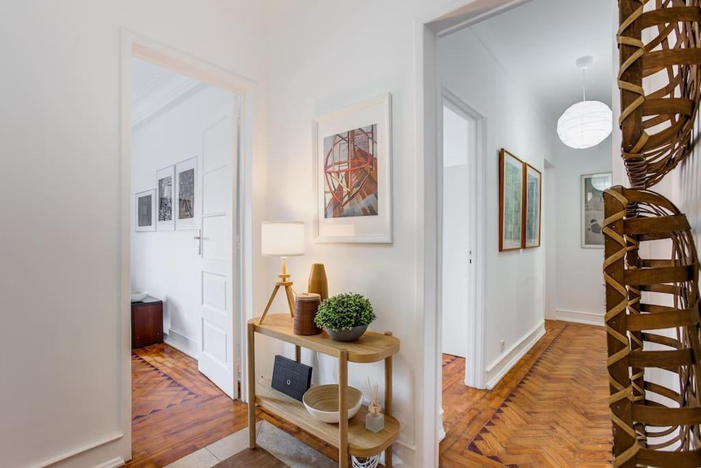 Spacious Tailor Made Flat In Areeiro